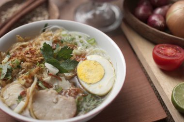 Endonezya tavuk soto veya soto ayam, ketupat veya lon ile servis
