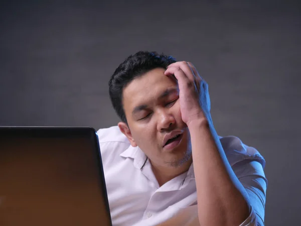 Cansado somnoliento asiático hombre de negocios having overworked — Foto de Stock
