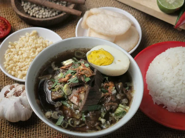 Rawon, indonesische schwarze Rindfleischsuppe — Stockfoto