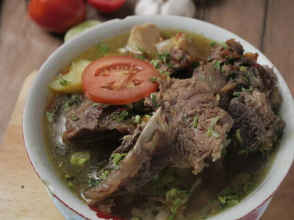 Соп Бунтут или Соп Туланг Сапи, индонезийский суп из бычьего хвоста — стоковое фото