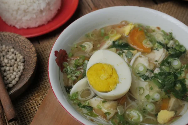 Pollo indonesio soto o soto ayam, servido con arroz blanco — Foto de Stock