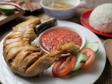 Endonezya kızarmış tavuk