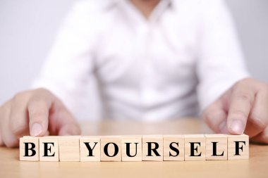 Kendin Ol, Motivasyonel İş Kelimeleri Tırnak Kavramı