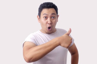 Genç Adam Göstererek Thumbs Up Jest Ok İşareti