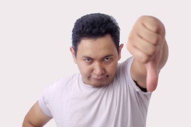 başparmak aşağı gösteren genç adam