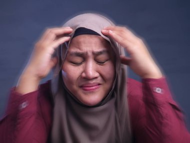 Stresli Müslüman Bayan sahip baş ağrısı