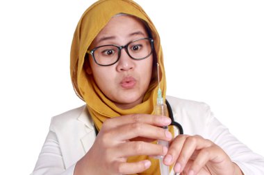 Müslüman Kadın Doktor Holding Enjeksiyon Şırınga