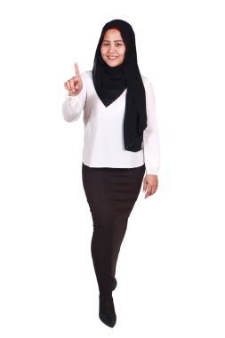 Müslüman Kadın Gülümseyen ve İşaret veya Sanal Ekran Iso Dokunmadan