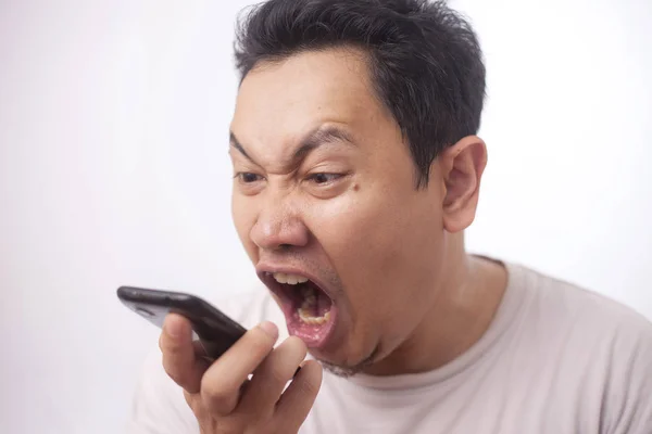 Junger Mann bekommt schlechte Nachrichten am Telefon, schockiert und wütend — Stockfoto