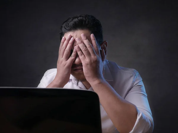 Cansado hombre molesto que trabaja en el ordenador portátil, Mala emoción negativa — Foto de Stock