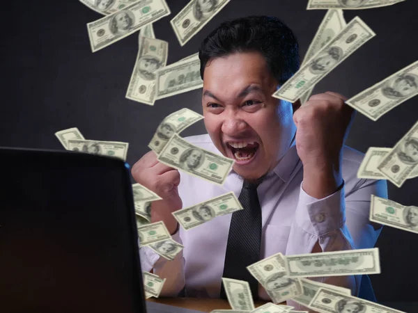 Empresário animado para ver o dinheiro de seu laptop — Fotografia de Stock