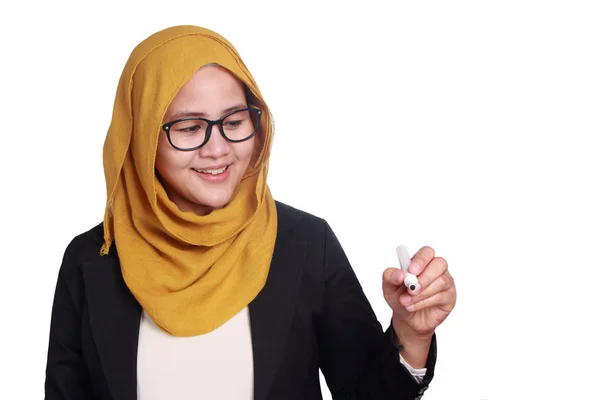 Muslimische Frau schreibt auf virtuellem Bildschirm — Stockfoto