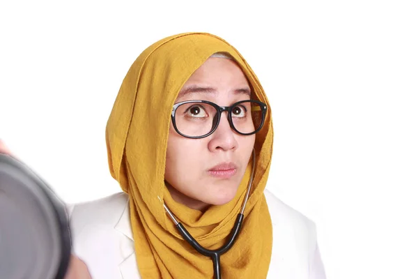 Muslim Female Doctor Listening With Stethoscope — Stock Photo, Image