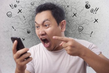 Kötü haber alma telefon, şok ve öfkeli genç adam