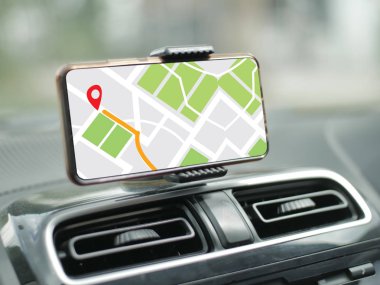 Araba Sürerken Akıllı Telefonda Gps Haritası Navigasyonu