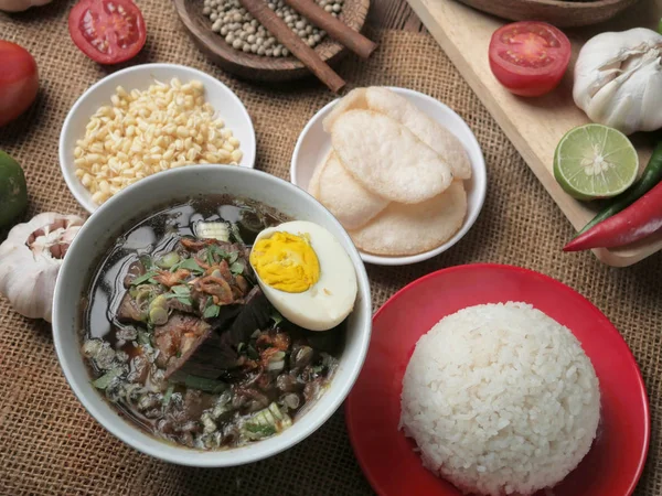 Rawon, indonesische schwarze Rindfleischsuppe — Stockfoto