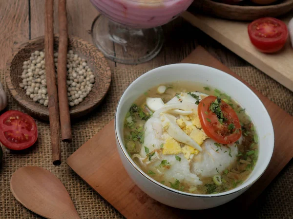 Bubur Ayam o gachas de pollo indonesias con sopa — Foto de Stock