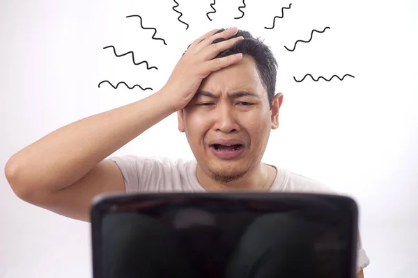 Empresário Asiático Trabalhando no Laptop no escritório, Estresse Cansado — Fotografia de Stock