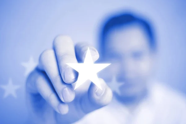 Επιχειρηματίας δείχνει φωτεινό αστέρι, αριστεία στην υπηρεσία ιδέα — Φωτογραφία Αρχείου