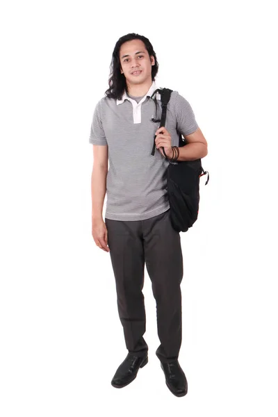 Молодий азіатський студент з рюкзаком. Посміхаючись щасливо — стокове фото