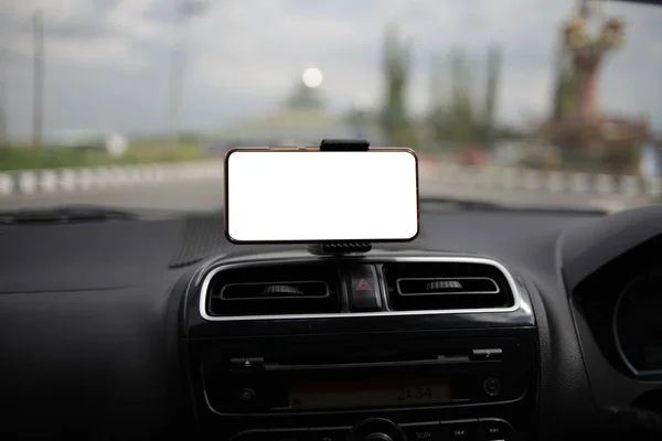 車のモックアップ上のスマートフォン — ストック写真