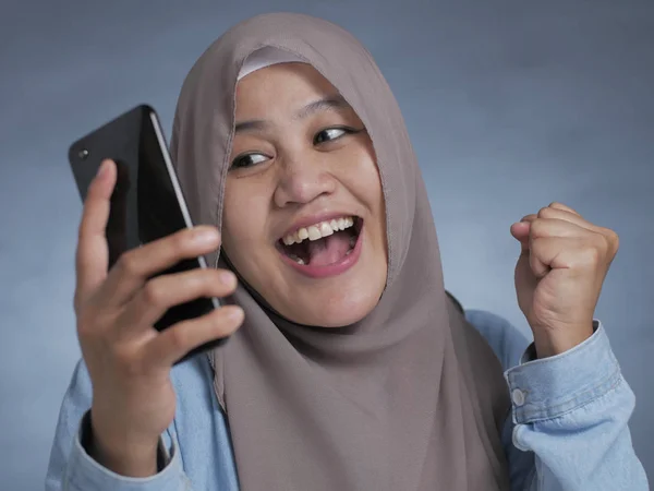 Young Muslim Woman Get Good News on Her Phone — Stock Photo, Image