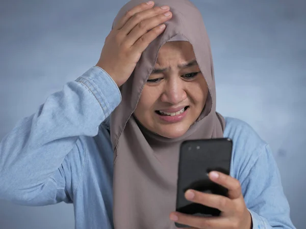 젊은 무슬림 여자 충격 표정, 보고 에 그녀의 전화 — 스톡 사진