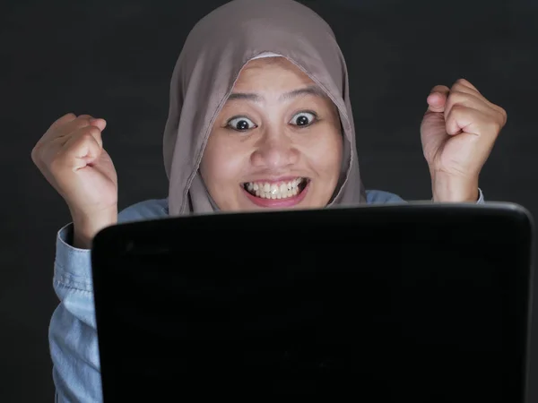 Senhora Muçulmana Usando Laptop mostra Gestos Vencedores, Recebendo Bom N — Fotografia de Stock