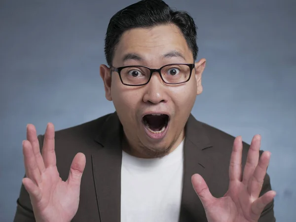 Asiático hombre impactado con boca abierta — Foto de Stock