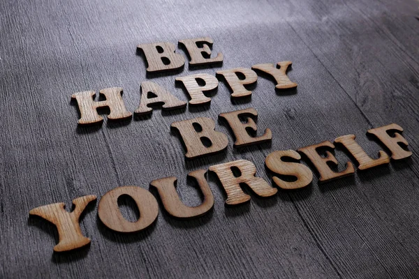 Wees gelukkig wees jezelf, zakelijke woorden citaten concept — Stockfoto