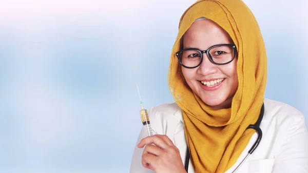 Muslim Female Doctor Holding Injection Syringe — Stok Foto