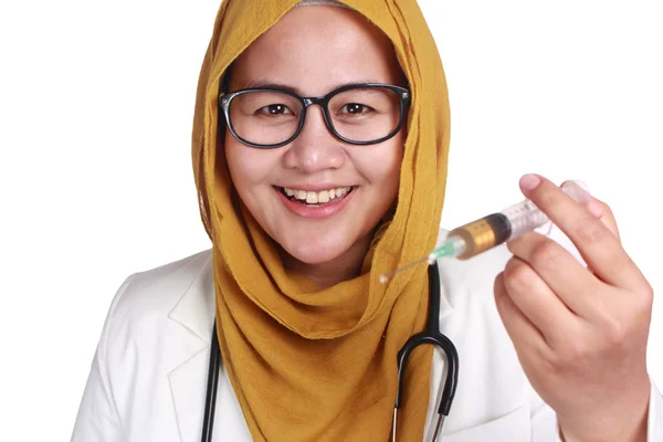 Muzułmańska kobieta lekarz trzymając strzykawkę do wstrzykiwań — Zdjęcie stockowe