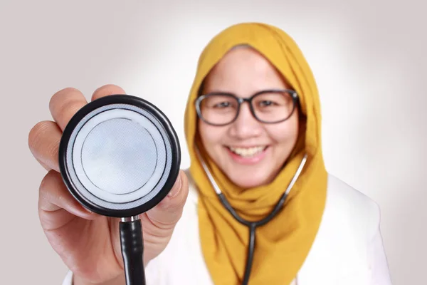 Šťastná muslimská ženská doktorka podržet stetoskop — Stock fotografie