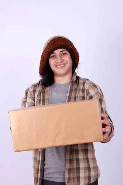 Κούριερ παράδοση άνθρωπος δίνοντας κουτί — Φωτογραφία Αρχείου