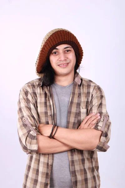 Joven sonriendo con los brazos cruzados — Foto de Stock