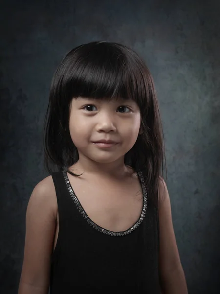 Malá Asijská holčička na výšku — Stock fotografie