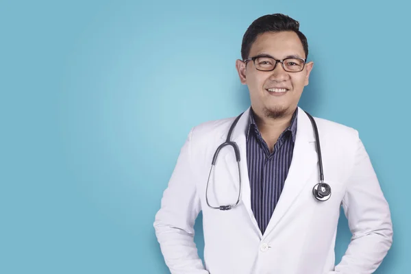 Sonriente médico de confianza — Foto de Stock