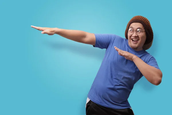 Funny asiático hombre sonriendo y haciendo dab movimiento — Foto de Stock