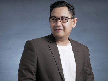 Genç Adam Gülen İfade, Kopya Aralığı ile Yan Bakıyor