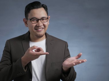 Boş Elde Bir Şey Gösteren Genç Adam