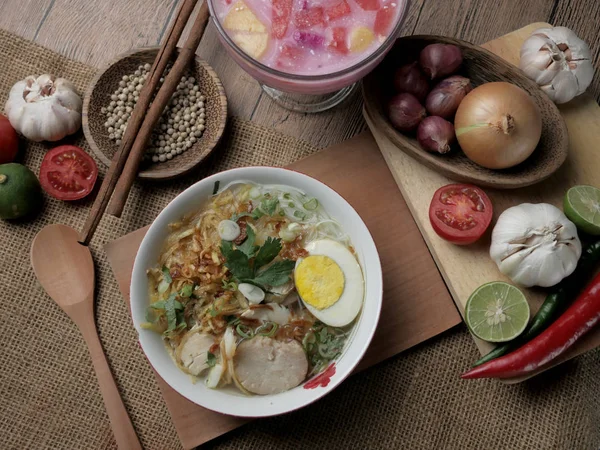 Pollo indonesio soto o soto ayam, servido con ketupat o lon — Foto de Stock