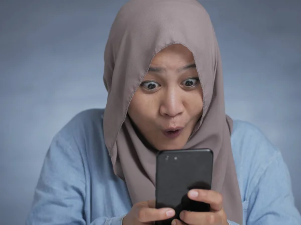 Giovane donna musulmana ottenere buone notizie sul suo telefono — Foto Stock