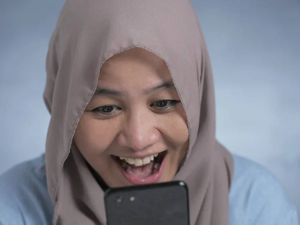 Wanita Muslim muda Dapatkan Kabar Baik di telepon nya — Stok Foto