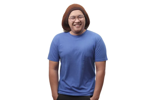 Jeune homme asiatique souriant heureusement — Photo
