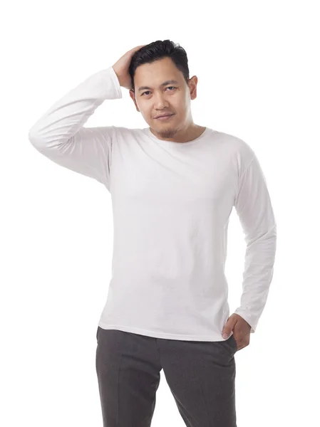 Atractiva modelo masculino asiático posando con camisa blanca —  Fotos de Stock