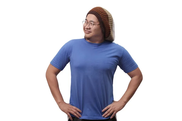 Junger asiatischer Mann lächelt glücklich und schaut zur Seite — Stockfoto