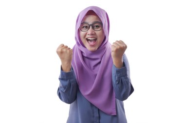 Müslüman hareketi kazanan ile gülümseyen kadın