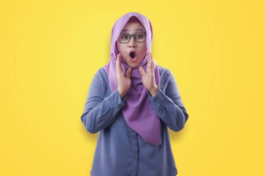 Şirin Müslüman Bayan gösterir açık ağız ile sürpriz yüz şok