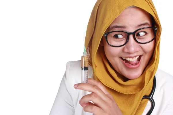 Muslim Female Doctor Holding Injection Syringe — Stok Foto