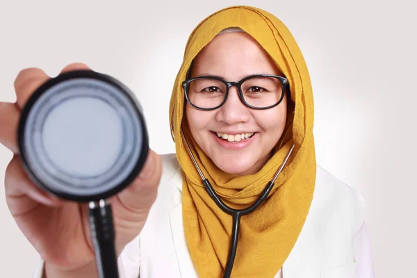 Feliz musulmán médico femenino celebrar un estetoscopio — Foto de Stock